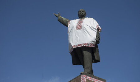 Wladimir Iljitsch Lenin bekommt ein traditionelles ukrainisches ...