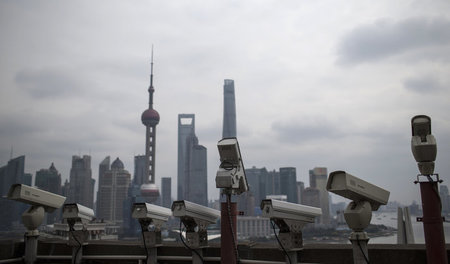 Alles im Blick: Überwachungskameras in der chinesischen Metropol...