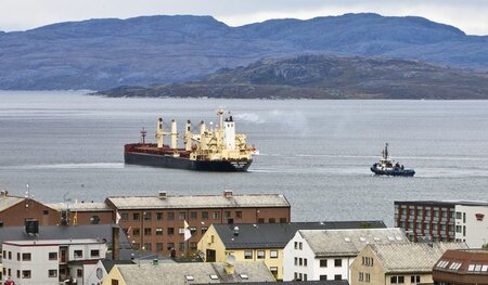 Neuerdings öfter eisfrei: Frachtschiff auf dem Weg von Norwegen ...