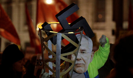 Ein Protestierender mit Maske des österreichischen Bundespräside...