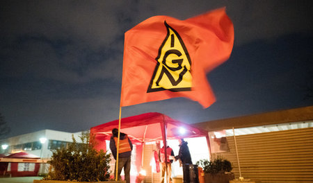 Hellwach in den Morgenstunden: Arbeiter im Warnstreik am Mittwoc...