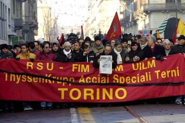 Am 10. Dezember protestierten in Turin 30000 Menschen gegen die ... Am 10. Dezember protestierten in Turin 30000 Menschen gegen die ...