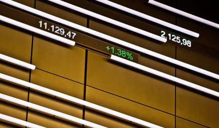 Aktienkurse an einer Wand der Börse in Frankfurt am Main (Juni 2...