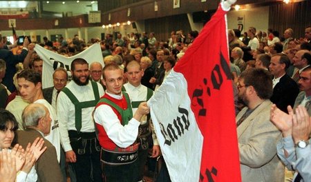 DVU-Parteitag in der Nibelungenhalle in Passau bekommt Besuch au...