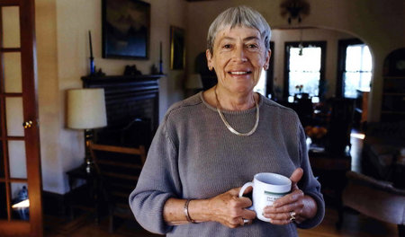 Ursula K. Le Guin in ihrem Haus in Portland im US-Bundesstaat Or... Ursula K. Le Guin in ihrem Haus in Portland im US-Bundesstaat Or...