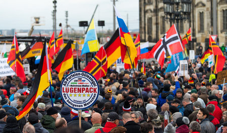 Pegida-Anhänger im Oktober 2017 während einer Kundgebung auf dem...