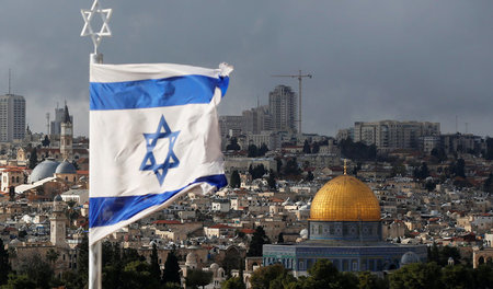 Eine israelische Flagge weht über dem Felsendom in Jerusalem Eine israelische Flagge weht über dem Felsendom in Jerusalem