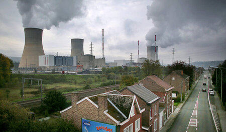 Permanenter Risikofaktor: Atomkraftwerk Tihange bei Huy in Belgi... Permanenter Risikofaktor: Atomkraftwerk Tihange bei Huy in Belgi...