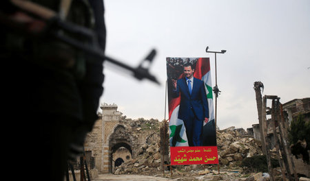 Neuanfang in Trümmerlandschaft: Bild des syrischen Präsidenten B... Neuanfang in Trümmerlandschaft: Bild des syrischen Präsidenten B...