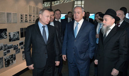 Der russische Präsident Wladimir Putin (l.) und der israelische ...