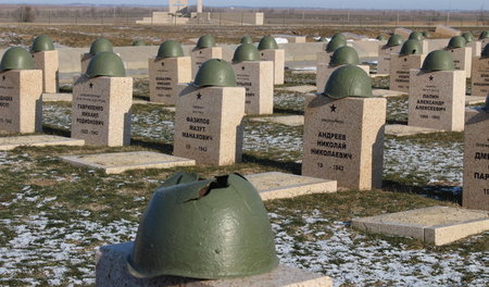 Ein Soldatenfriedhof im Gebiet Wolgograd, auf dem zahlreiche Ang... Ein Soldatenfriedhof im Gebiet Wolgograd, auf dem zahlreiche Ang...