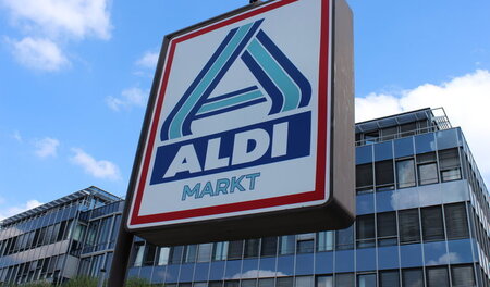 Nur Reklame oder schon ein Ortsschild? Discounter könnten künfti... Nur Reklame oder schon ein Ortsschild? Discounter könnten künfti...