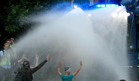 Die »Wellcome to hell«-Demonstration am Vorabend des G-20-Gipfel... Die »Wellcome to hell«-Demonstration am Vorabend des G-20-Gipfel...