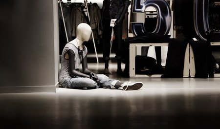 Allein machen sie dich ein: H&M-Chefs setzen Beschäftigte unter ...