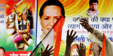Die Kongreßpräsidentin Sonia Gandhi gewann ihren Parlamentssitz ...