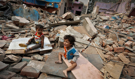 Slum in Delhi: Bis zu 900 Millionen Inder gelten als zum Teil bi...