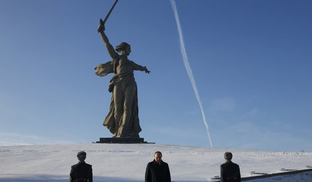 Der russische Präsident Wladimir Putin legte am Freitag am Denkm...