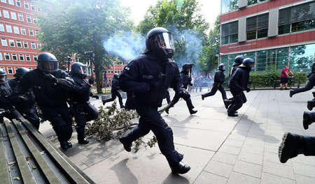 Polizisten stürmen auf Demonstranten gegen den G-20-Gipfel zu (7...