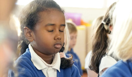 Meditierendes Mädchen in der Fielding Primary School in London: ...