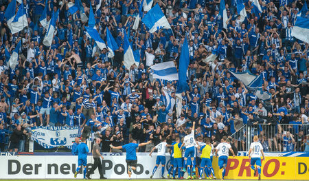 Das war gestern: Magdeburg-Spieler jubeln mit Fans nach dem Sieg...