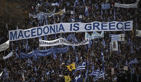 Demonstranten in Athen mit griechischen Fahnen und Plakaten prot...