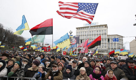 Nationalisten marschieren am Sonntag in Kiew mit den Flaggen der...