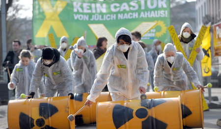 Mitglieder der Grünen protestieren gegen Castor-Transporte. In d...