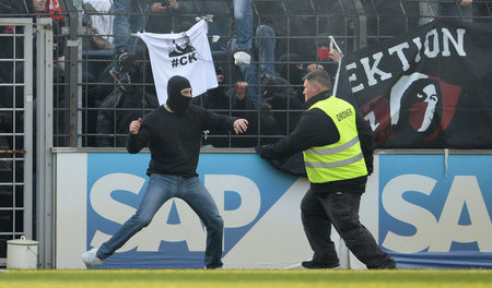 Aus dem Weg, Babelsberger: Cottbus-Fans stürmten den Platz im Ka...