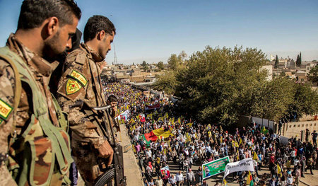 Bereits am 24. Januar demonstrierten Tausende Menschen in Afrin ...