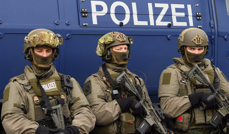 Bewaffnete Polizisten des SEK am 15. Dezember bei der Präsentati...