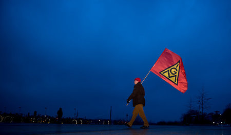 Ein seltenes Bild: Ein einzelner Gewerkschafter in Hamburg. An d...