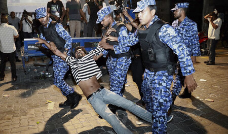Verhaftung eines Demonstranten am vergangenen Freitag in Malé