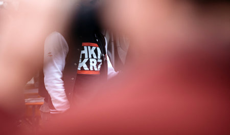 Besucher eines Rechtsrock-Konzerts im Oktober in Themar mit dem ...