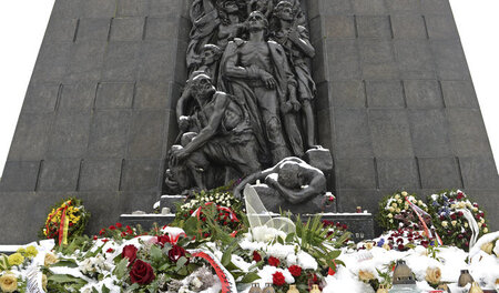 Das Denkmal für den Aufstand im Warschauer Ghetto, am 6. Februar...