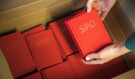 Neue Parteibücher der SPD liegen in der Geschäftstelle des Lande...