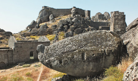 Häufig bizarr geformte Felsen aus Granit bestimmen das Bild der ...