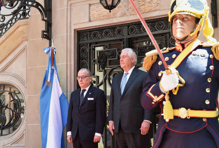 Fahnenappell mit Vasallen: Am Sonntag schwor Tillerson (Bildmitt...