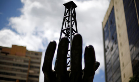 Vor dem Hauptgebäude von Venezuelas Erdölkonzern PDVSA symbolisi...