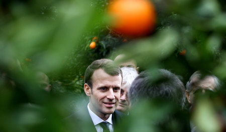 Auch Orangen: Frankreichs Präsident Emanuel Macron besuchte am M...