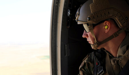 Ein US-amerikanischer Soldat in einem Helikopter in der Nähe von...