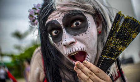 Den Tod bannen: Eine verkleidete Frau bei den Feierlichkeiten zu...