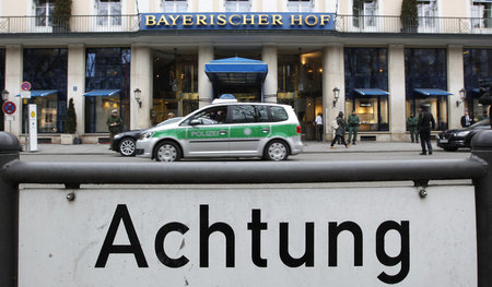 Ein großes Polizeiaufgebot schützt alljährlich die Konferenz im ...