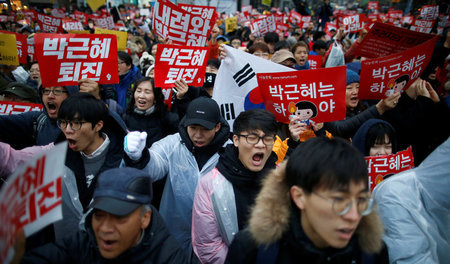 Proteste gegen die damalige Präsidentin Südkoreas Park Geun-hye ...