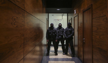 Ukrainische Polizisten am Donnerstag in den besetzten Räumen der...