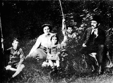 Karl und Sophie Liebknecht mit den Kindern aus erster Ehe bei ei...