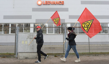 IG-Metaller vor dem Werk in Augsburg (16. November)