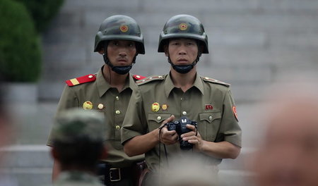 Blick in den Süden: nordkoreanische Soldaten an der Grenze (27. ...