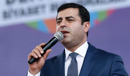 Der inhaftierte bisherige HDP-Vorsitzende Selahattin Demirtas ga...