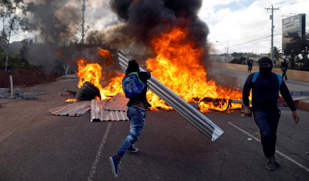 Mit brennenden Barrikaden wehren sich Protestierende Ende Januar...