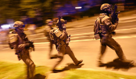 Wie im Bürgerkrieg: Tausende schwer bewaffnete Polizisten verset...